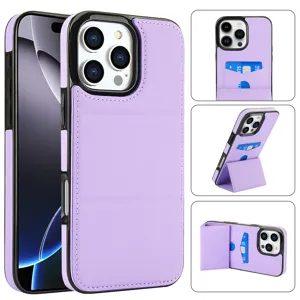 Detalle funda telefono cuero violeta muestra claramente ranura tarjetas y soporte.