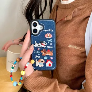 Detailansicht der Jeans bestickten Hunde Handyhülle mit Perlenarmband für iPhone 15 16.