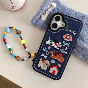Süße Denim Handyhülle mit bestickten Hunden und bunten Perlenarmband für iPhone 16
