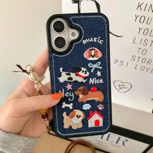 Detailansicht der niedlichen bestickten Jeans Handyhülle mit Hundemuster und Perlenriemen.