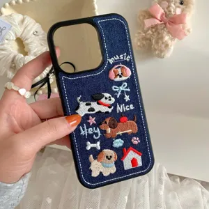 Nahaufnahme der niedlichen Welpen Stickerei Jeans Handyhülle weiche Rückseite Details.