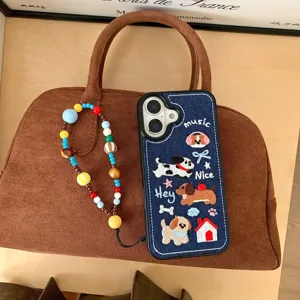 Jeans bestickte Hunde Handyhülle mit bunten Perlen Armband für iPhone Modelle, stilvolles Detail.