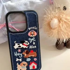 Detailansicht der niedlichen Jeans Bestickten Hunde Handyhülle mit feinen Mustern.