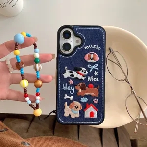 Blaue Jeans Handyhülle mit niedlicher Hunde Stickerei und bunten Perlen Armband für iPhone.