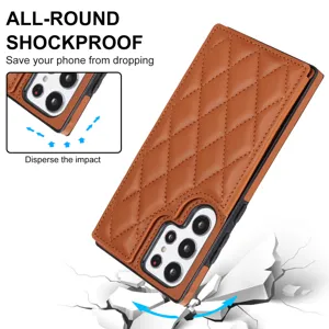 Detalle de funda de teléfono de cuero acolchado marrón, a prueba de golpes con ranura y hebilla.