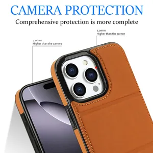 Detalle de funda de teléfono de cuero con tarjetero, protección de cámara y bordes elevados.