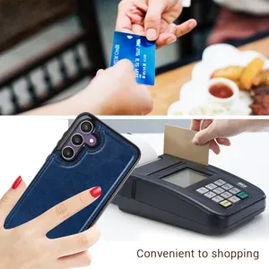 Vista detallada de la funda de cuero azul con tarjetero, práctica para las compras diarias en uso.