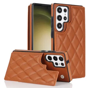 Funda de cartera de cuero acolchado marrón con ranuras para tarjetas y botón.