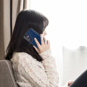 Vista detallada de funda de teléfono de cuero azul con tapa en escena de llamada diaria.