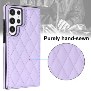 Vista detallada de la funda de cartera de cuero acolchado morado con ranura para tarjetas.