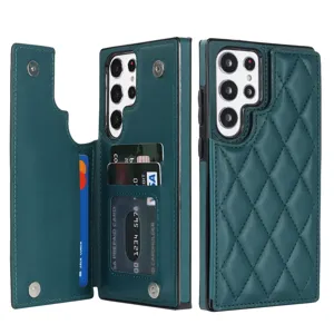 Funda de cuero verde oscuro para teléfono con tarjeteros y diseño acolchado elegante.