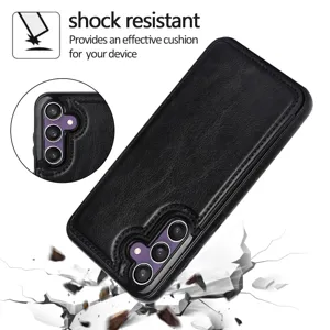 Vista detallada de la funda de teléfono de cuero negro con excelente protección de cámara.