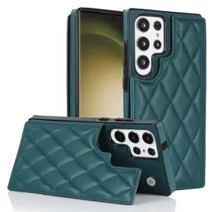 Detalle de funda de teléfono de cuero acolchado verde oscuro, tarjetero con doble botón.