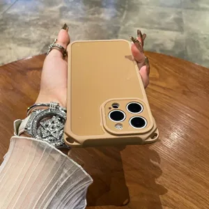 Funda de teléfono de silicona antichoque, acabado caqui mate con esquinas reforzadas.