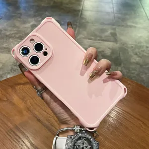 Funda de teléfono de silicona rosa con protección anticaídas en las esquinas y diseño de cámara.