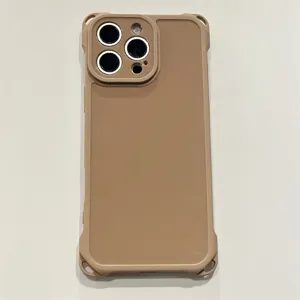Vista detallada de la funda antichoque caqui con protección de esquinas y cámara.