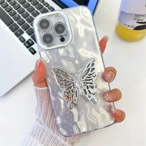 Glanzende glitter iPhone hoesje met zilveren 3D vlinderstandaard en luxe folietextuur.