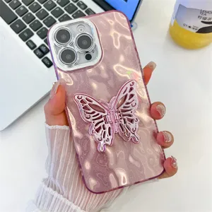 Roze glitter telefoonhoesje met vlinderstandaard en folietextuur. Gedetailleerde weergave.