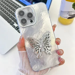 Zilveren vlinder standaard telefoonhoesje met aluminiumfolie textuur en glinsterende camerabeschermer.