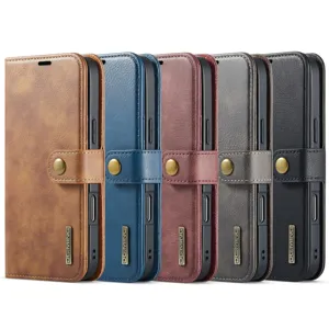 Hoesje van hoogwaardig leer met magnetische sluiting en kaartsleuven compatibel voor je telefoon.