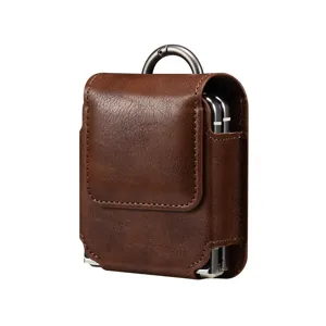 Braunes Leder Klapphandy Holster Tasche Detailansicht mit Metall Karabinerhaken Zubehör