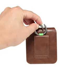Braune Ölwachs Leder Klapptelefon Gürteltasche Detail mit Metallring und Gürtelclip.