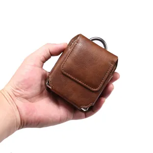 Braune Ledertasche für klappbare Handys, tragbare Gürteltasche mit Metallring und Klappe.