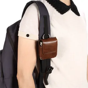 Detailansicht der braunen Oelwachs-Leder Universal-Tasche für Falttelefone am Rucksackgurt.