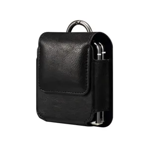 Nahaufnahme Detail der schwarzen Oelwachs Leder Falttelefon Taillentasche mit Metallhaken.