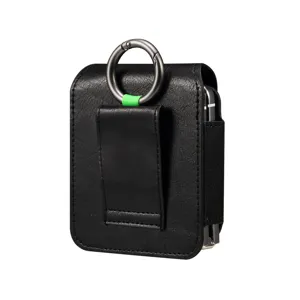 Schwarze Klapphandy-Ledertasche Detailansicht, Metallring und Gürtelclip, langlebige Textur