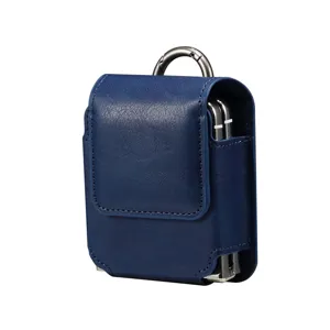 Detailansicht einer blauen Klapphandytasche aus Leder mit Metallhaken für den Alltag