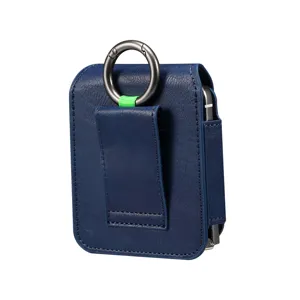 Detailansicht des blauen Klapphandy-Holsters aus Leder mit Gürtelclip und Karabinerring.