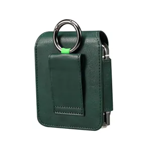 Dunkelgrüne Leder-Handytasche für faltbare Smartphones mit Gürtelclip und Metallring.