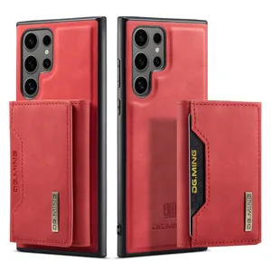 Gros plan sur le porte-cartes magnétique amovible et la texture de l'étui en cuir.