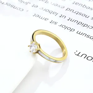 Bague chic en acier titane or 14K avec oxyde de zirconium étincelant et nacre élégante.