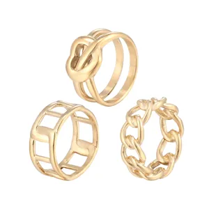 Vue détaillée du kit de bagues géométriques et chaînées en acier titane plaqué or 14K.