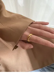 Gros plan détaillé de la bague élégante en chaîne d'ancre plaquée or sur le doigt.