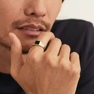 Bague chevaliere carree noire en acier titane vintage pour style hip-hop mode tendance.