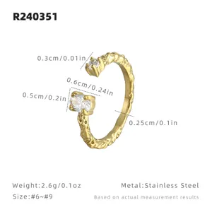 Vue détaillée de la bague ouverte irrégulière avec zircone étincelante et texture.