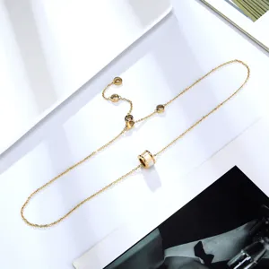 Close-up detail van de prachtige luxe moederparel cilinder roterende hanger ketting goud.