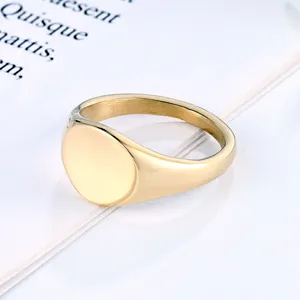 Bague chevalière géométrique en acier titane doré, détail minimaliste élégant pour doigt.