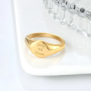 Bague chevalière minimaliste en acier titane doré avec gravure élégante pour femme.