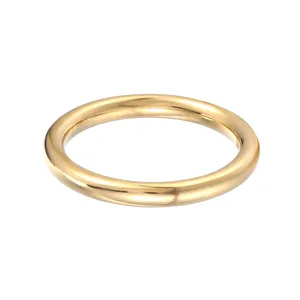 Gros plan détaillé d'un anneau lisse doré minimaliste avec un design classique de 3mm.