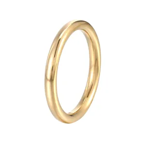 Gros plan sur l'anneau uni minimaliste en or 18k, détail délicat de la bague de 3mm.