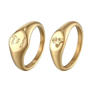 Bagues chevalières minimalistes en acier titane plaqué or 14k avec gravure et rose.