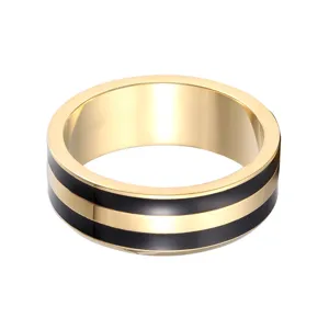 Bague large rayée or et noir minimaliste, bijou de mode élégant pour usage quotidien.