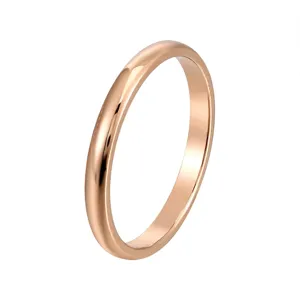 Gros plan d'un anneau fin et lisse or rose minimaliste 2mm bijou en métal géométrique.