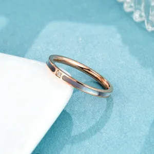 Bague minimaliste en acier inoxydable or rose avec incrustation de coquillage et cristal scintillant.