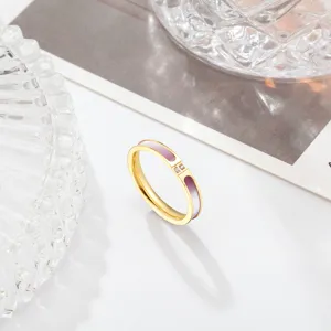 Gros plan détaillé d'une bague dorée incrustée de coquillage et de strass brillants.