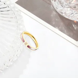 Bague plaquée or minimaliste élégante avec insert en coquillage violet et oxydes de zirconium.
